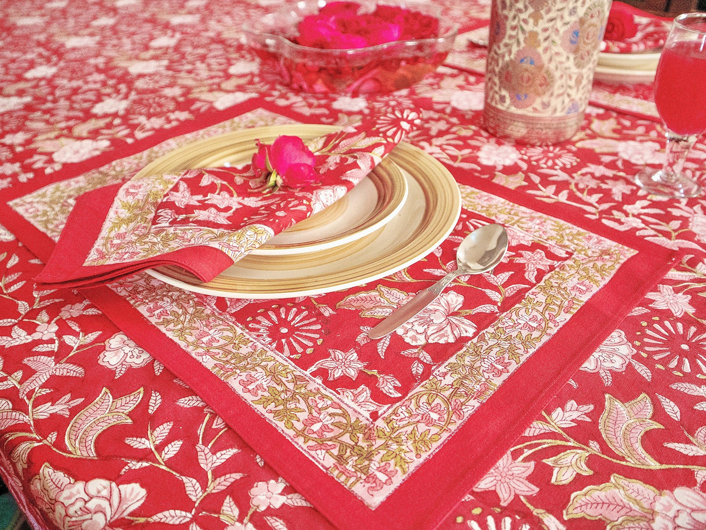 Royal Daisy Table Cover