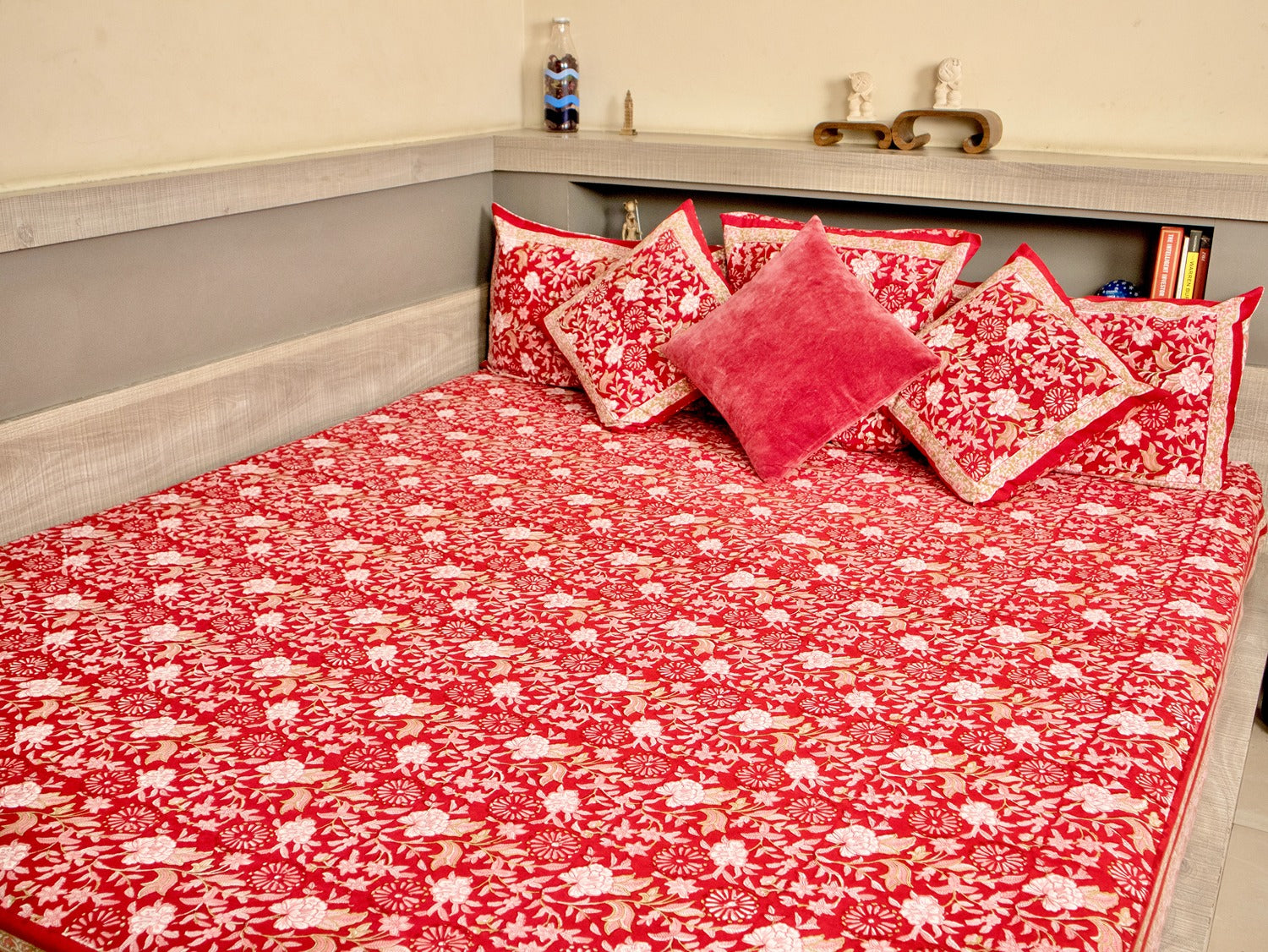 Royal Daisy Bed Sheet with Pillow Covers