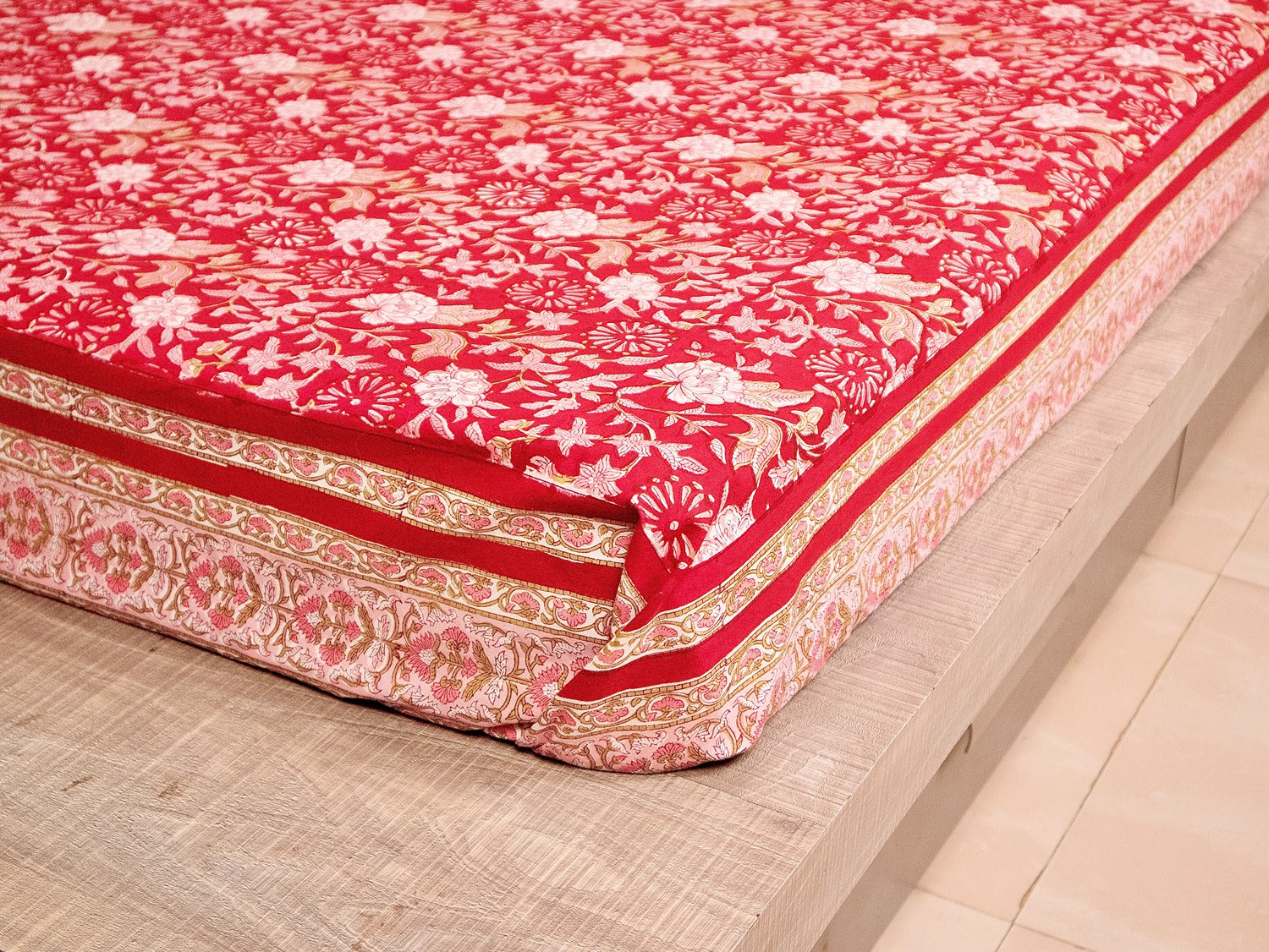 Royal Daisy Bed Sheet with Pillow Covers