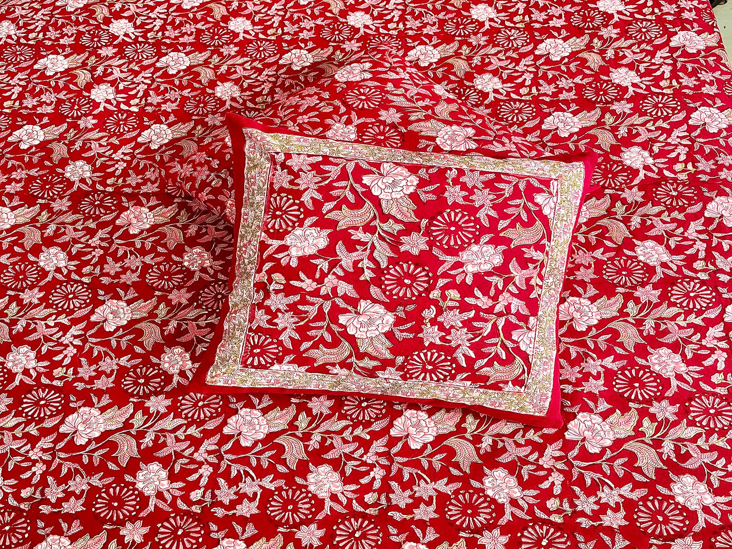Royal Daisy Bed Sheet with Pillow Covers