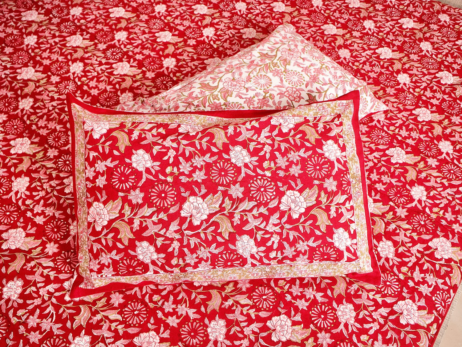 Royal Daisy Bed Sheet with Pillow Covers
